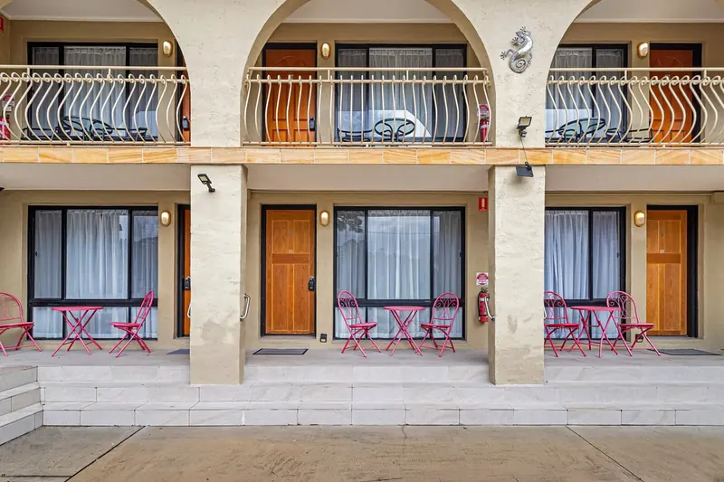 Arched balconies along the front of Gallery Motel
